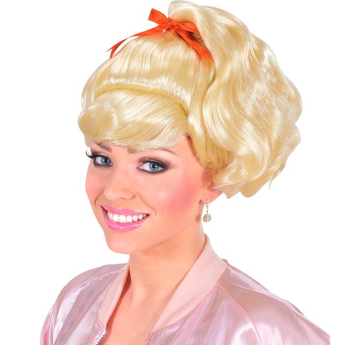 Blonde Hochsteckfrisur mit Schleife