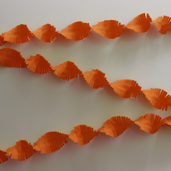 Fransige orange Krepppapier-Girlande - 24 Meter