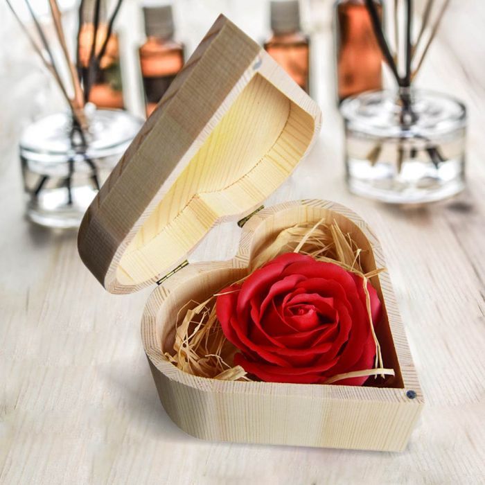 Rote Rose in herzförmiger Holzschatulle 12,5x7x13 cm