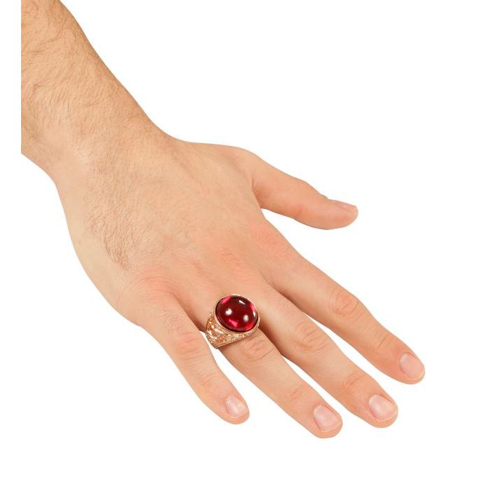 Goldfarbener Ring mit rotem Stein