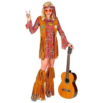 Hippiekleid mit Fransenweste und Stiefelüberzügen