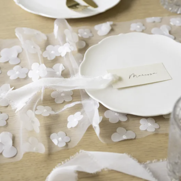 Tischläufer mit weißen Blumen - 5 Meter