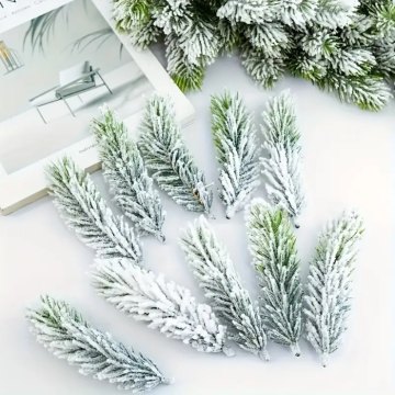 Künstlicher Tannenbaum mit Schneedekorationen 18x 