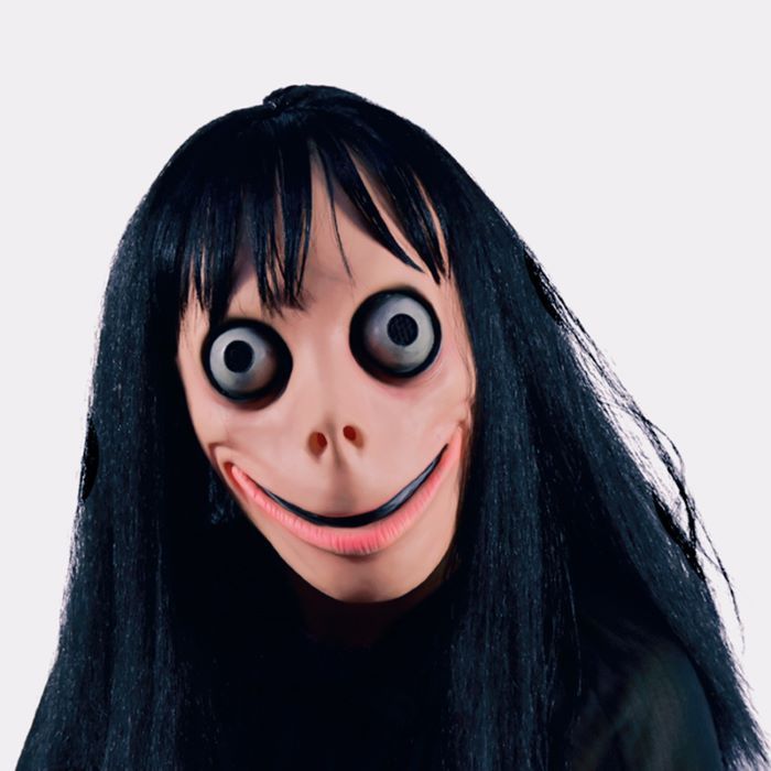 Gruselige Halloween-Maske mit großen Augen und schwarzem Haar